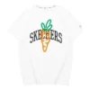 Camiseta com estampa Skechers x Carrots “Branco Laranja Preto”