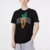 Camiseta com estampa Skechers x Carrots “Preto Laranja Cinza”