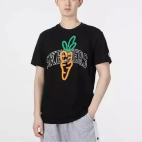 Camiseta com estampa Skechers x Carrots “Preto Laranja Cinza”