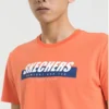 Camiseta de manga curta Skechers com estampa para homem em laranja e vermelho